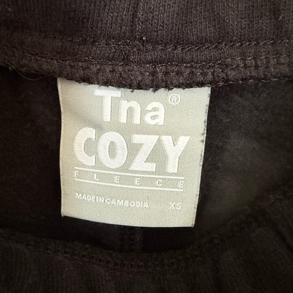 Aritzia TNA Cozy Sweatfleece Boyfriend Shorts - Picture 3 of 4
